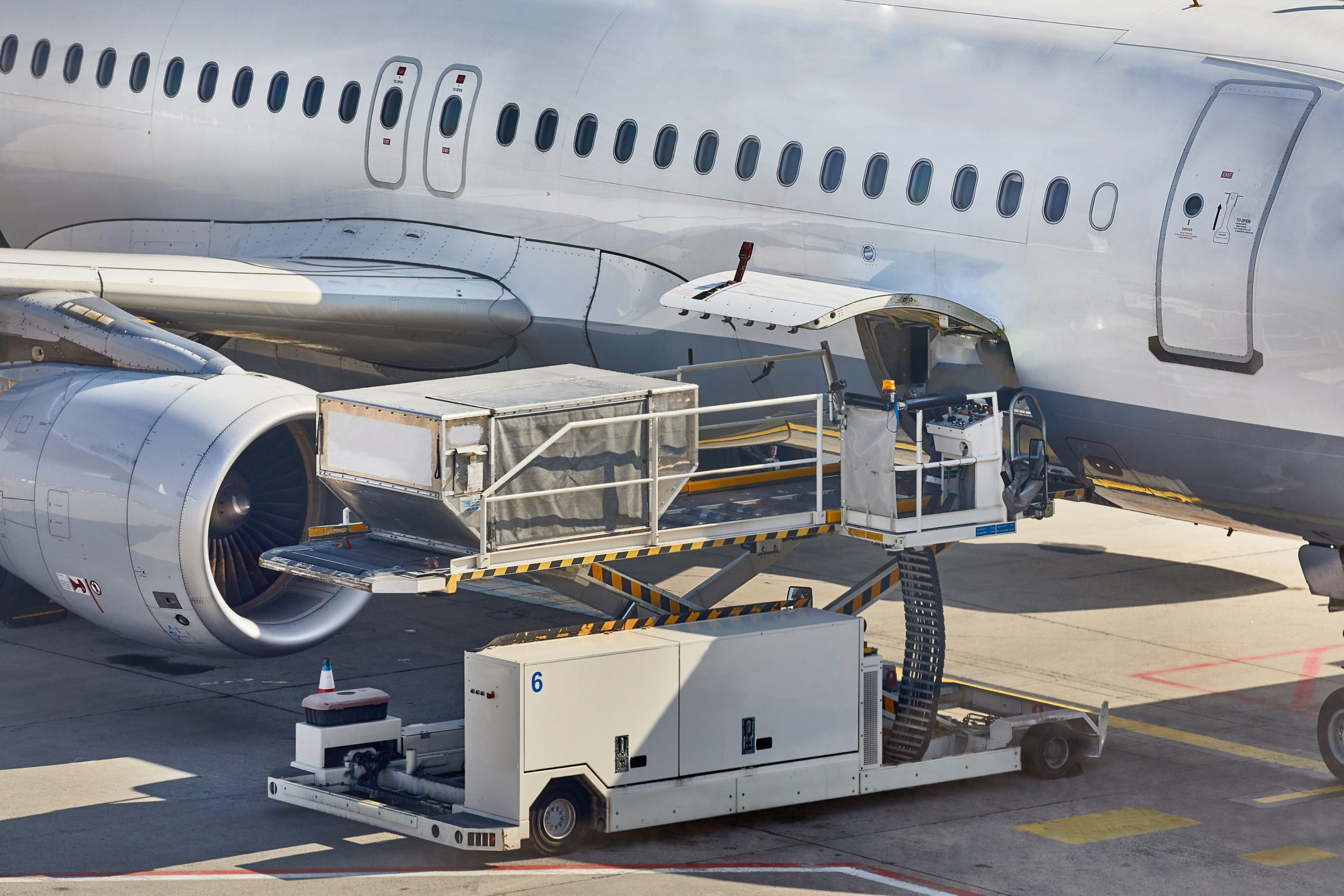 Cargo,Containers,Loaded,Into,An,Airliner 鼎天国际官方网站图片